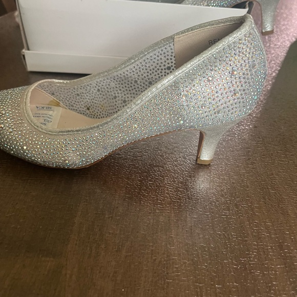 Shoes - Elegant Silver Women's Heels and Matching Purse